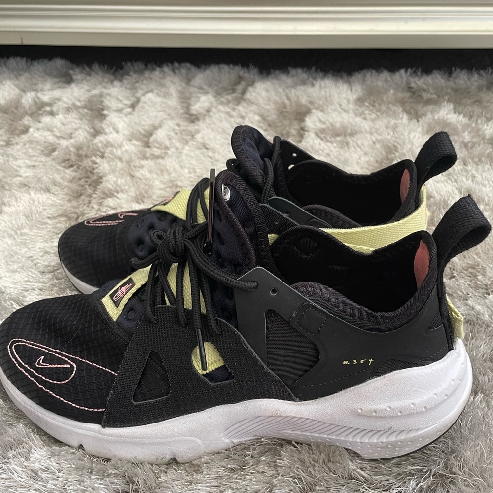 Women’s Nike huarache. Excellent condition